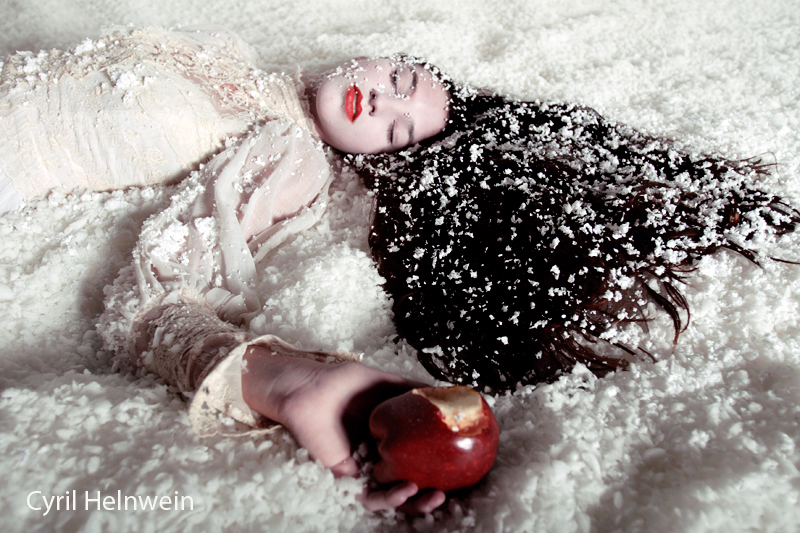 “Snow White and the Poison Apple”, photograph by Cyril Helnwein